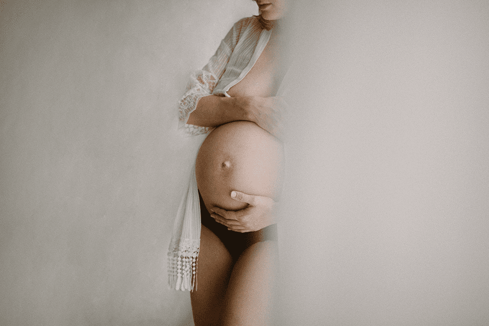 Photographe séance photo maternité intimiste sur Rennes