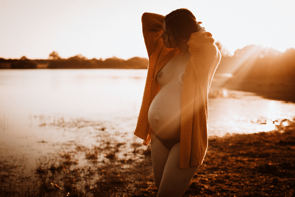 Séance photo maternité en toute intimité au bord d'un lac en Bretagne