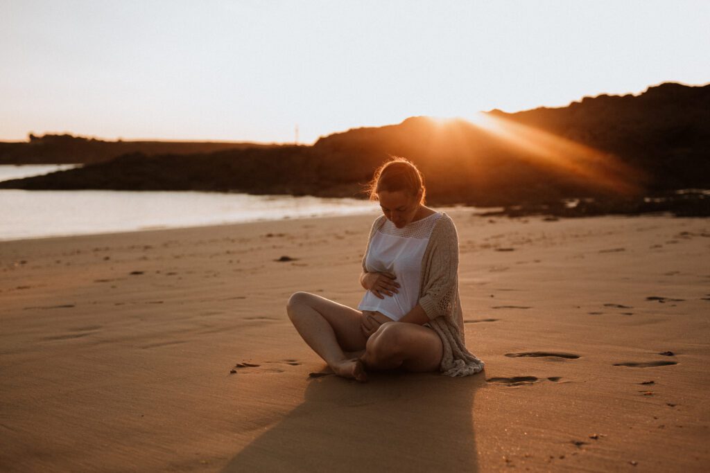 Séance photo maternité à la plage de la Anse du Guesclin Bretagne
Photographe grossesse Rennes