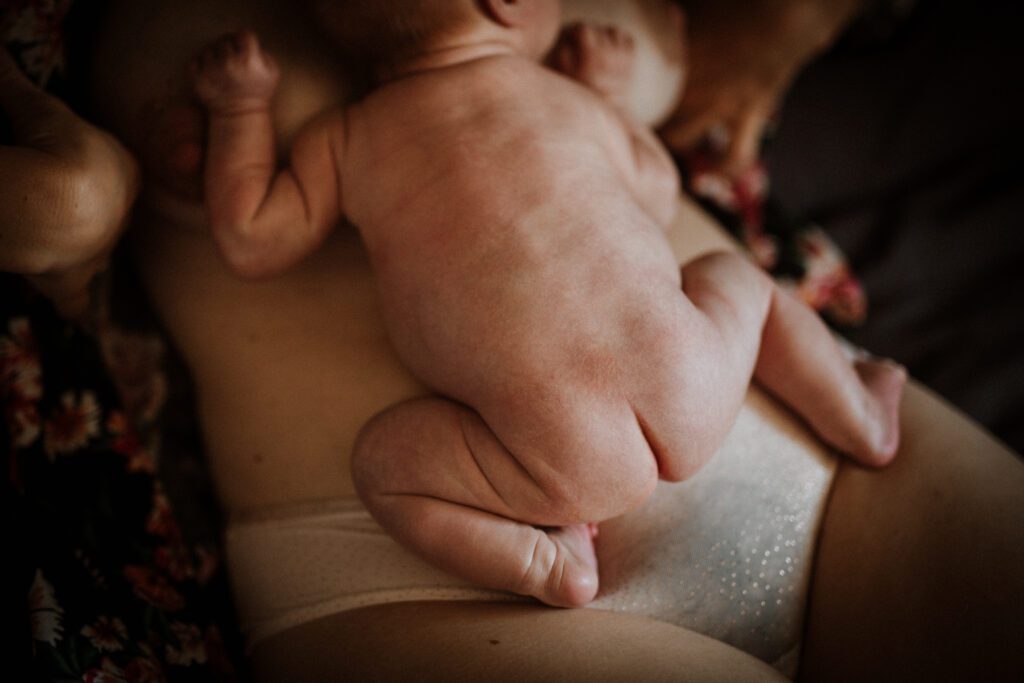Séance photo nouveau-né à domicile près de Rennes allaitement peau à peau