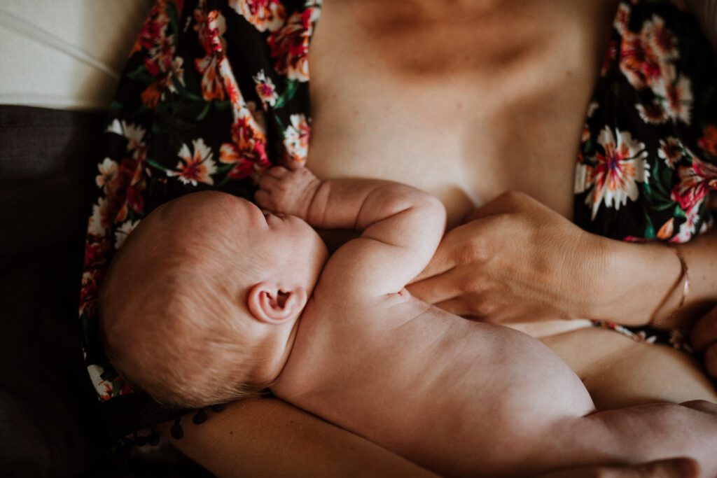 Séance photo nouveau-né à domicile près de Rennes allaitement peau à peau