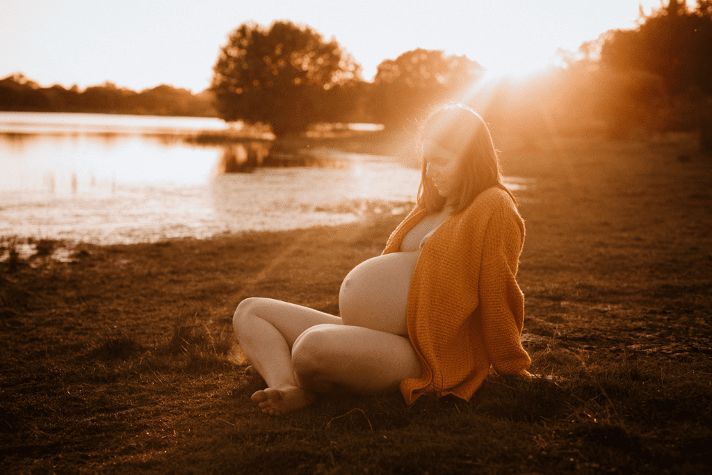 Séance photo maternité en toute intimité au bord d'un lac en Bretagne