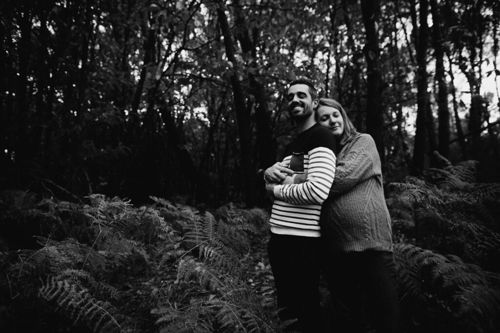 Photographe maternité grossesse en forêt en Ille et Vilaine Rennes Bain sur oust 