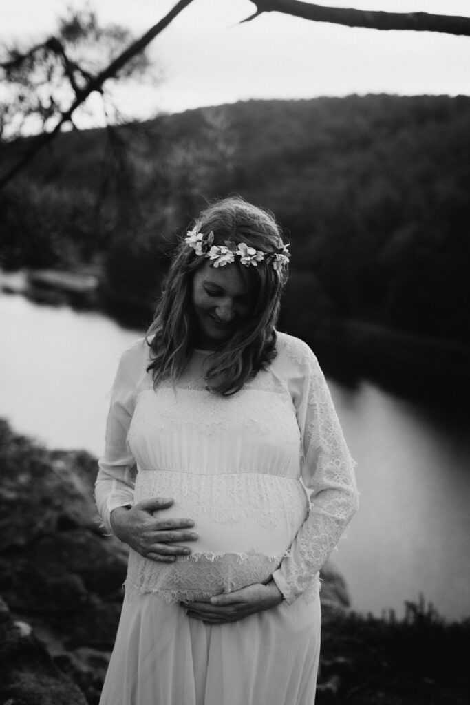 Photographe maternité grossesse en forêt en Ille et Vilaine Rennes Bain sur oust 