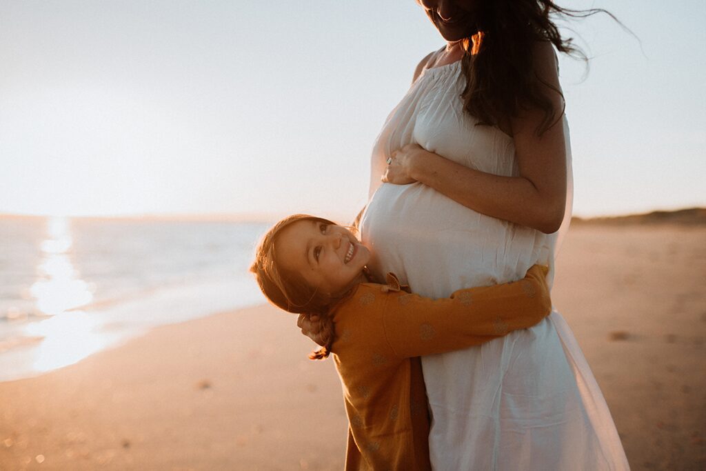 Séance photo maternité à la mer Photographe grossesse Ille et vilaine Morbihan Rennes future maman famille