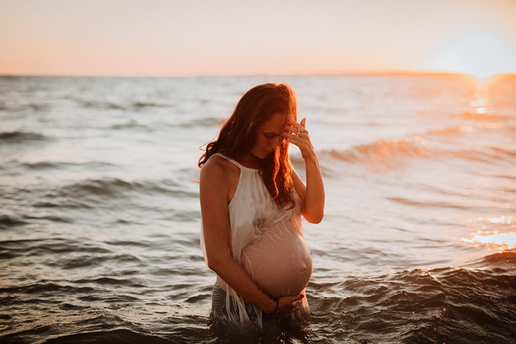 Séance photo maternité à la mer Photographe grossesse Ille et vilaine Morbihan Rennes future maman famille