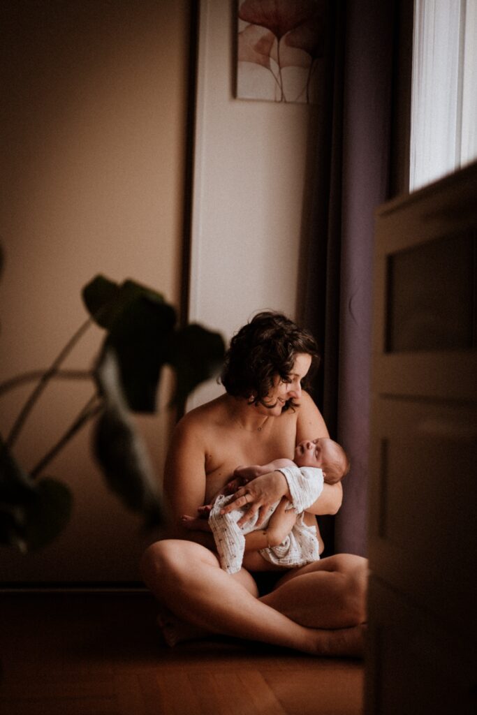 Photographe nouveau-né bébé Rennes Ille et vilaine Bretagne séance photo maman/bébé allaitement