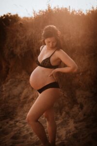 Photographe grossesse Rennes maternité Ille et Vilaine future maman nue original ventre rond Bretagne Saint Malo