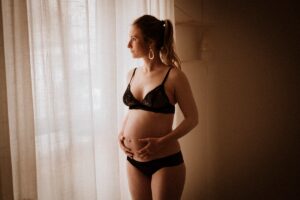 Photographe grossesse Rennes maternité Ille et Vilaine future maman nue original ventre rond Bretagne Saint Malo