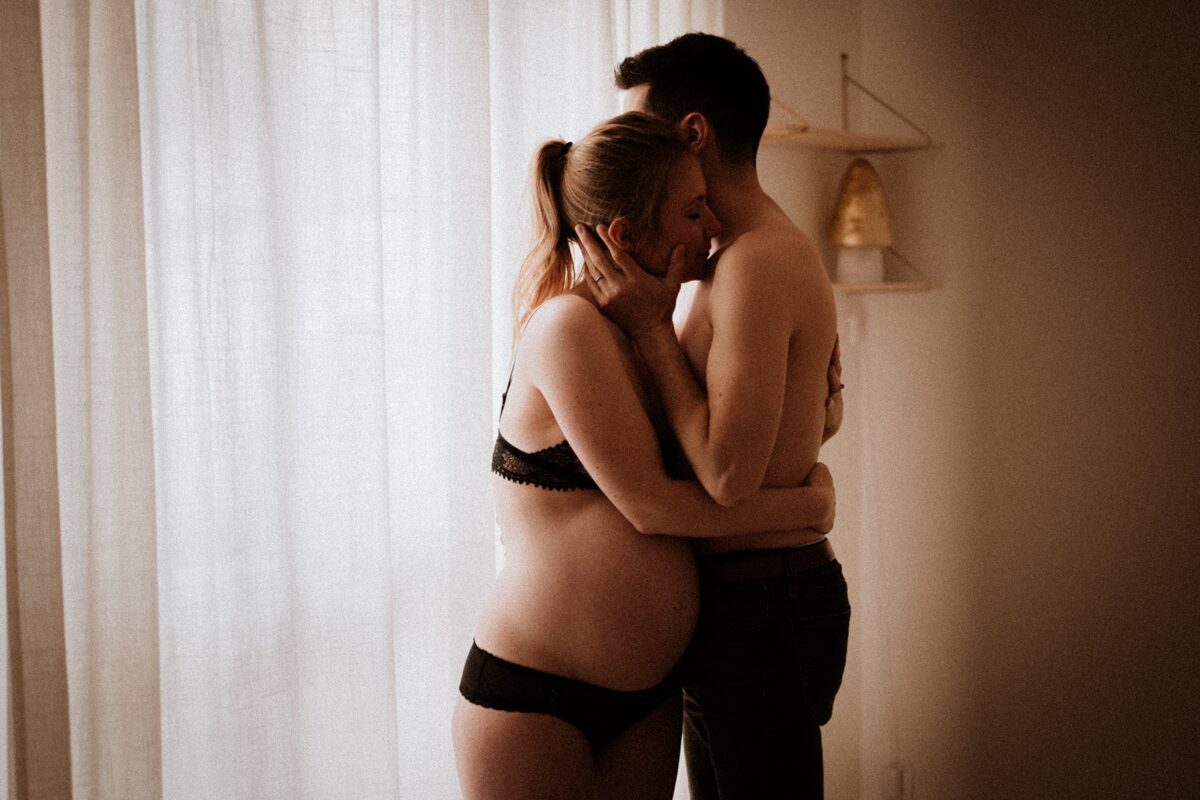 Photographe grossesse Rennes maternité Ille et Vilaine future maman nue original ventre rond Bretagne Saint Malo