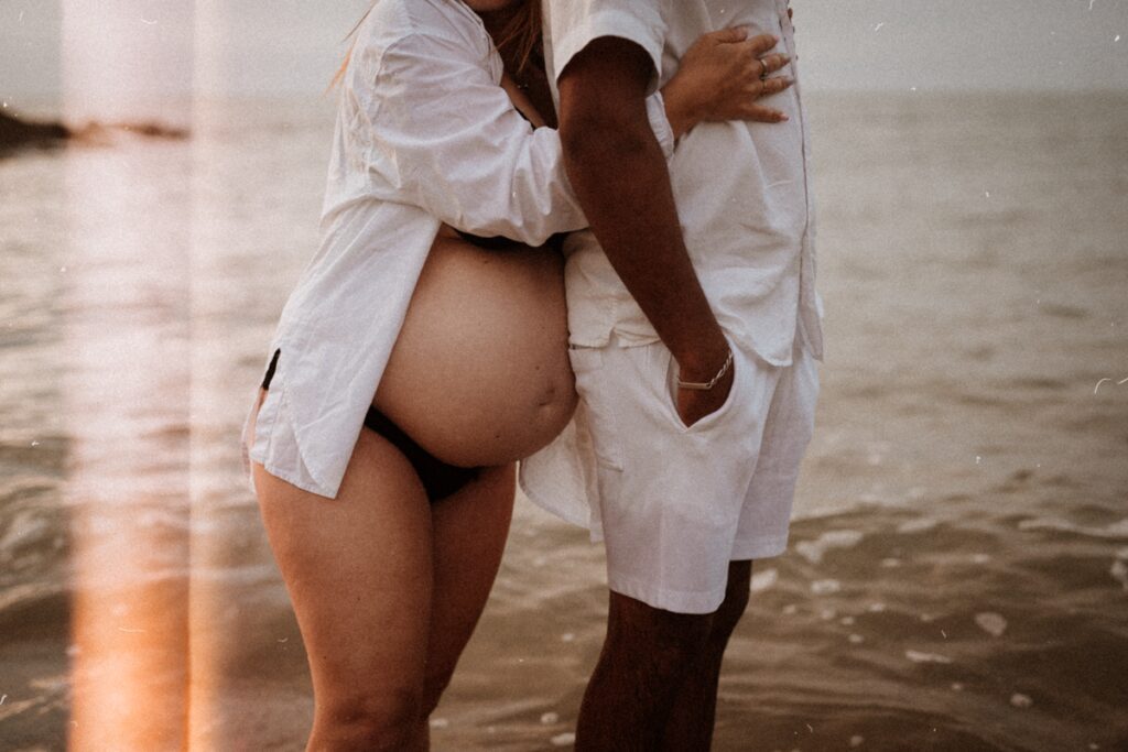 Photographe maternité Rennes grossesse bord de mer Ille et Vilaine Bretagne femme enceinte future maman