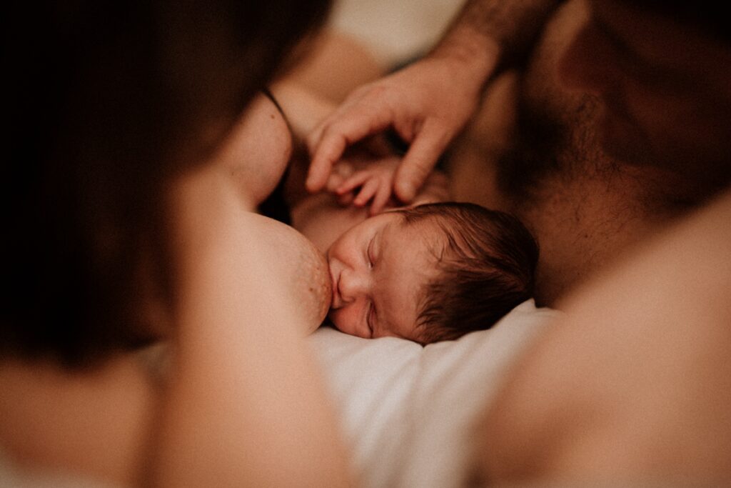 Photographe nouveau-né allaitement Rennes Ille et Vilaine Bretagne peau à peau mère enfant bébé domicile
