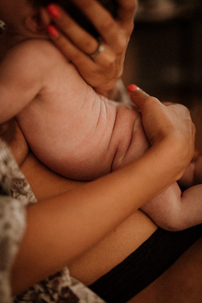 Séance photo bébé, nouveau-né, photographe Rennes, Ille-et-Vilaine, Bretagne, peau à peau