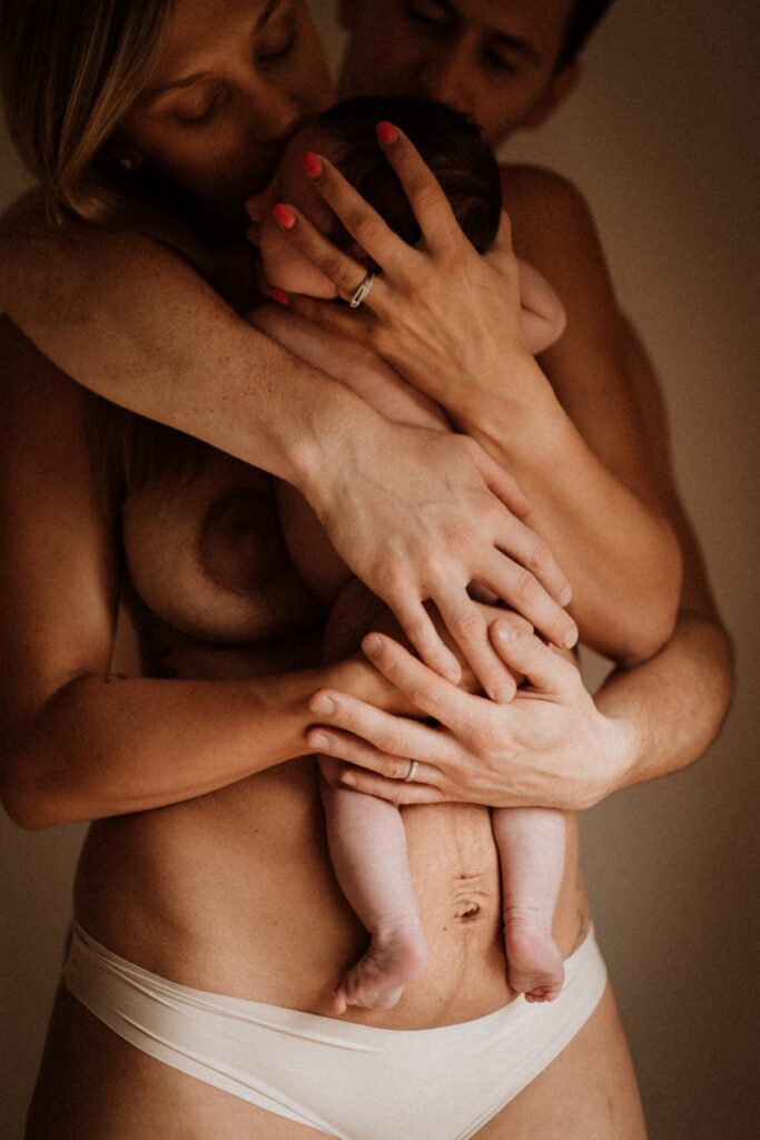 Séance photo bébé, nouveau-né, photographe Rennes, Ille-et-Vilaine, Bretagne, peau à peau