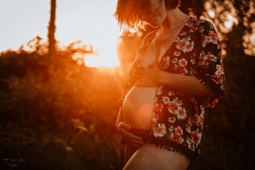 Photographe grossesse Rennes Ille et Vilaine Bretagne Loire atlantique Mayenne Maternité Future maman ventre rond